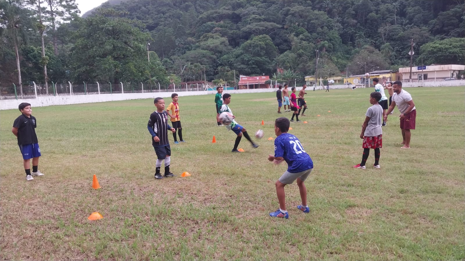 Crianças jogando futebol 1
