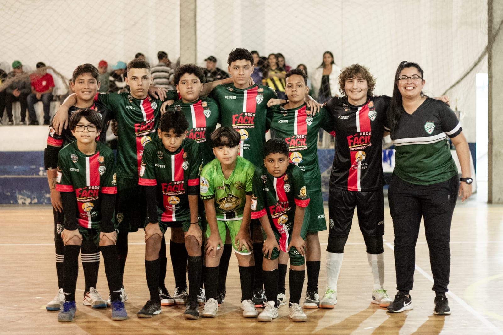 Crianças jogando futebol 2