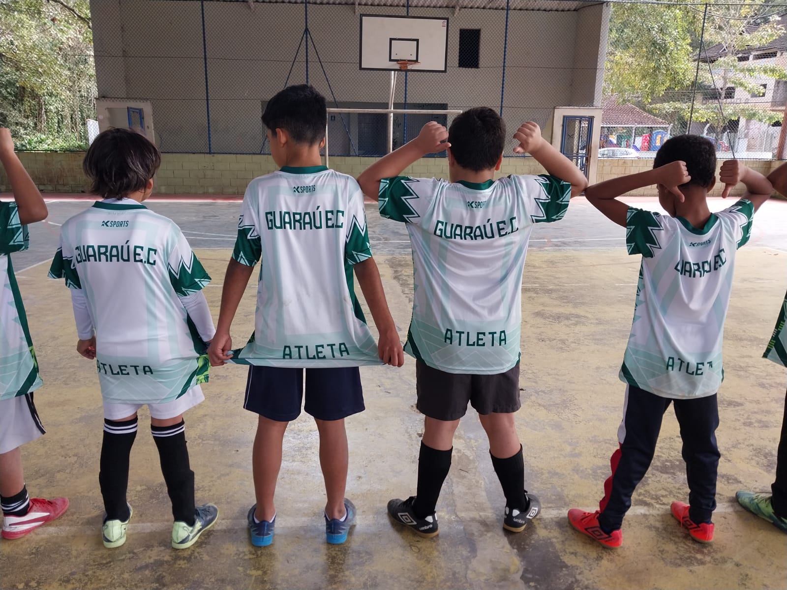 Crianças jogando futebol 3