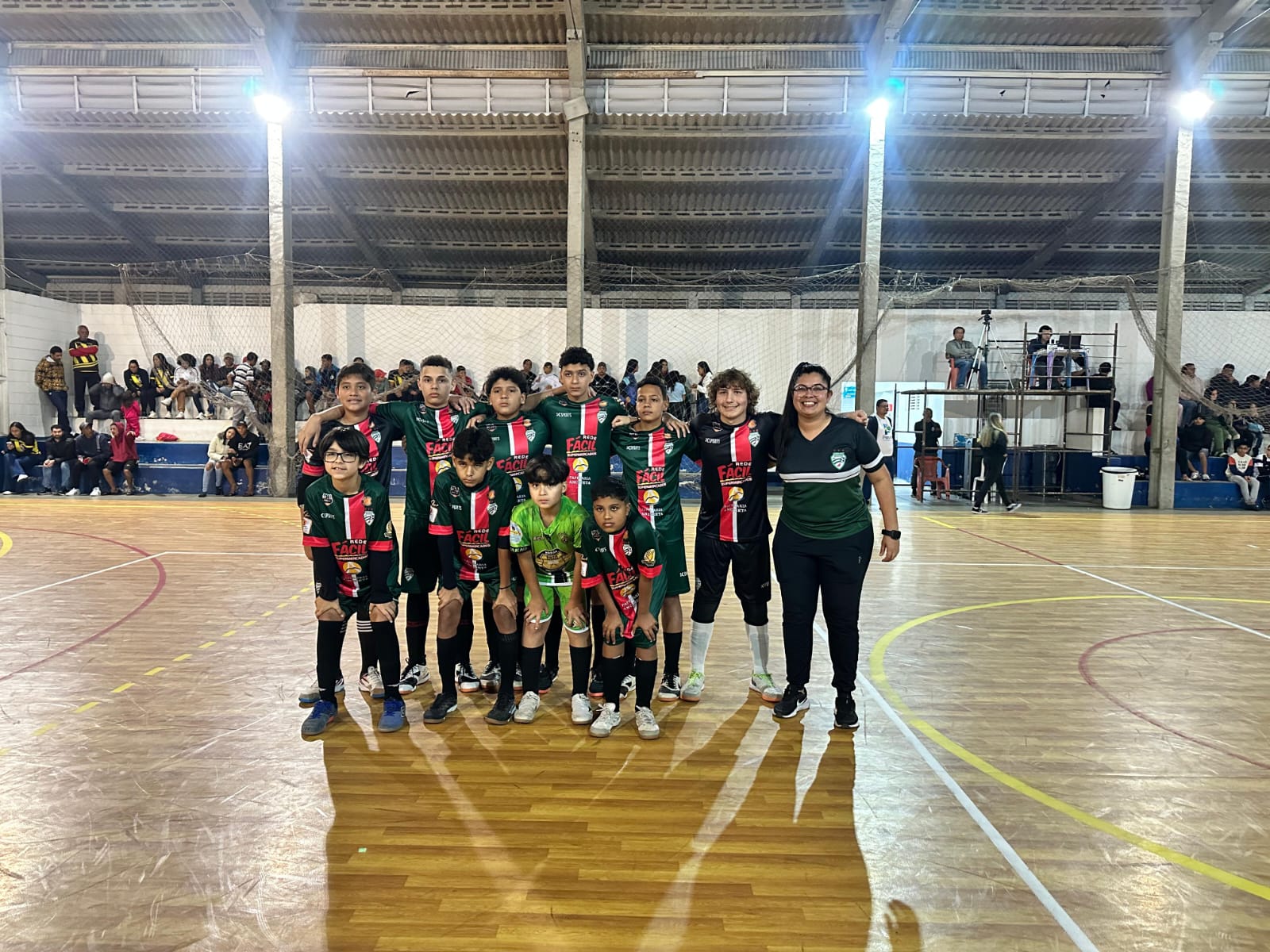 Crianças jogando futebol 4