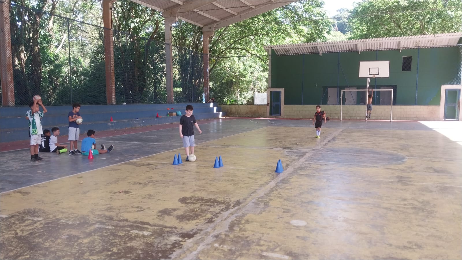 Crianças jogando futebol 6