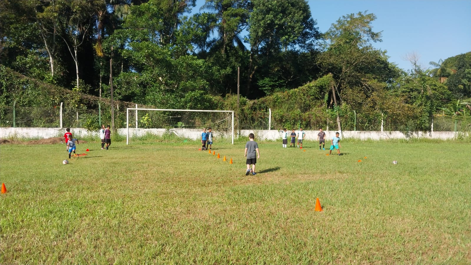 Crianças jogando futebol 7