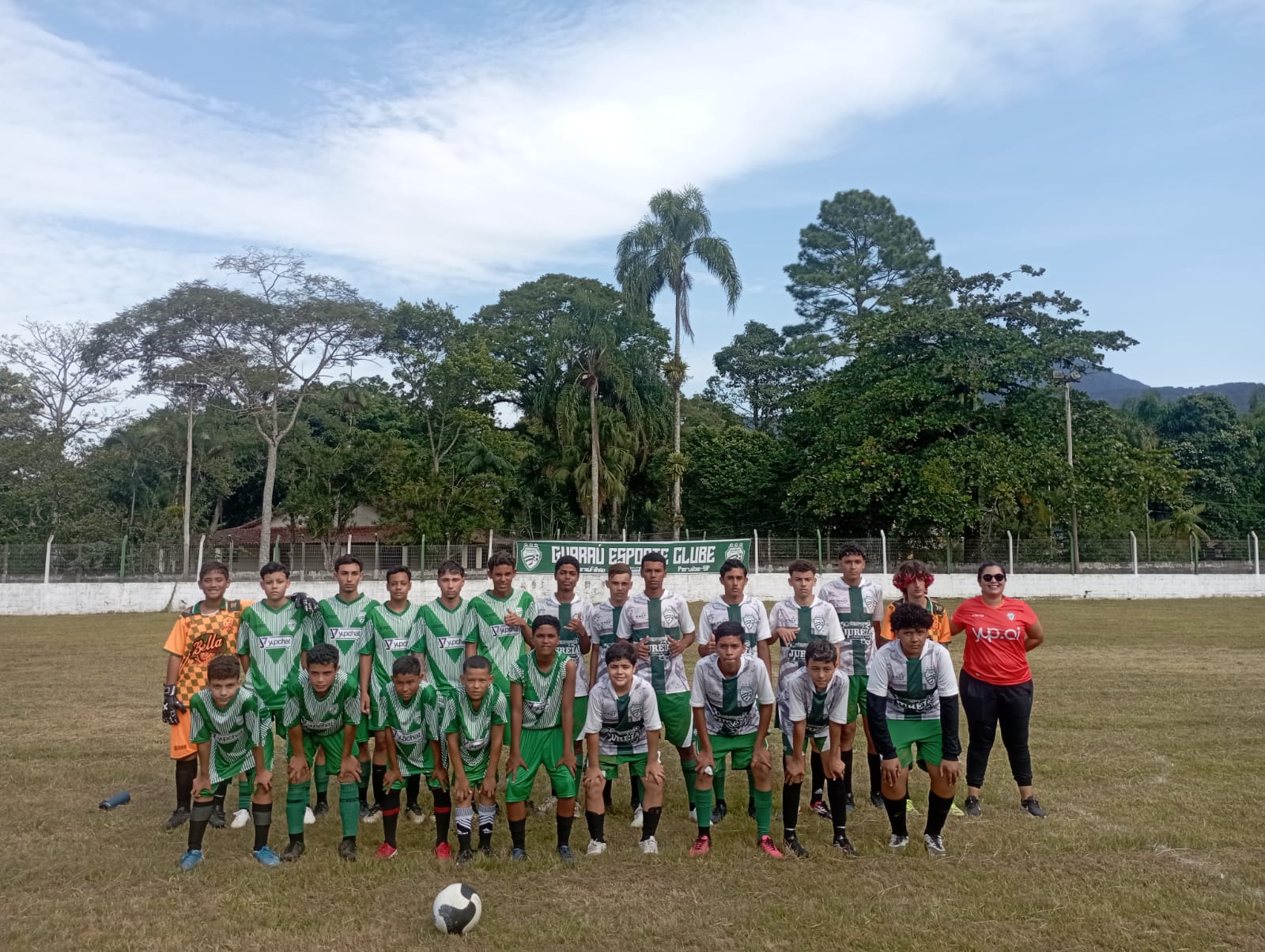 Crianças jogando futebol 8