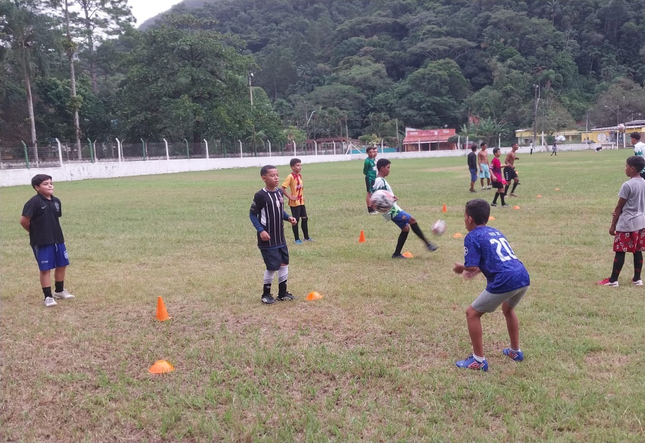 Treino infantil no campo do Guaraú
